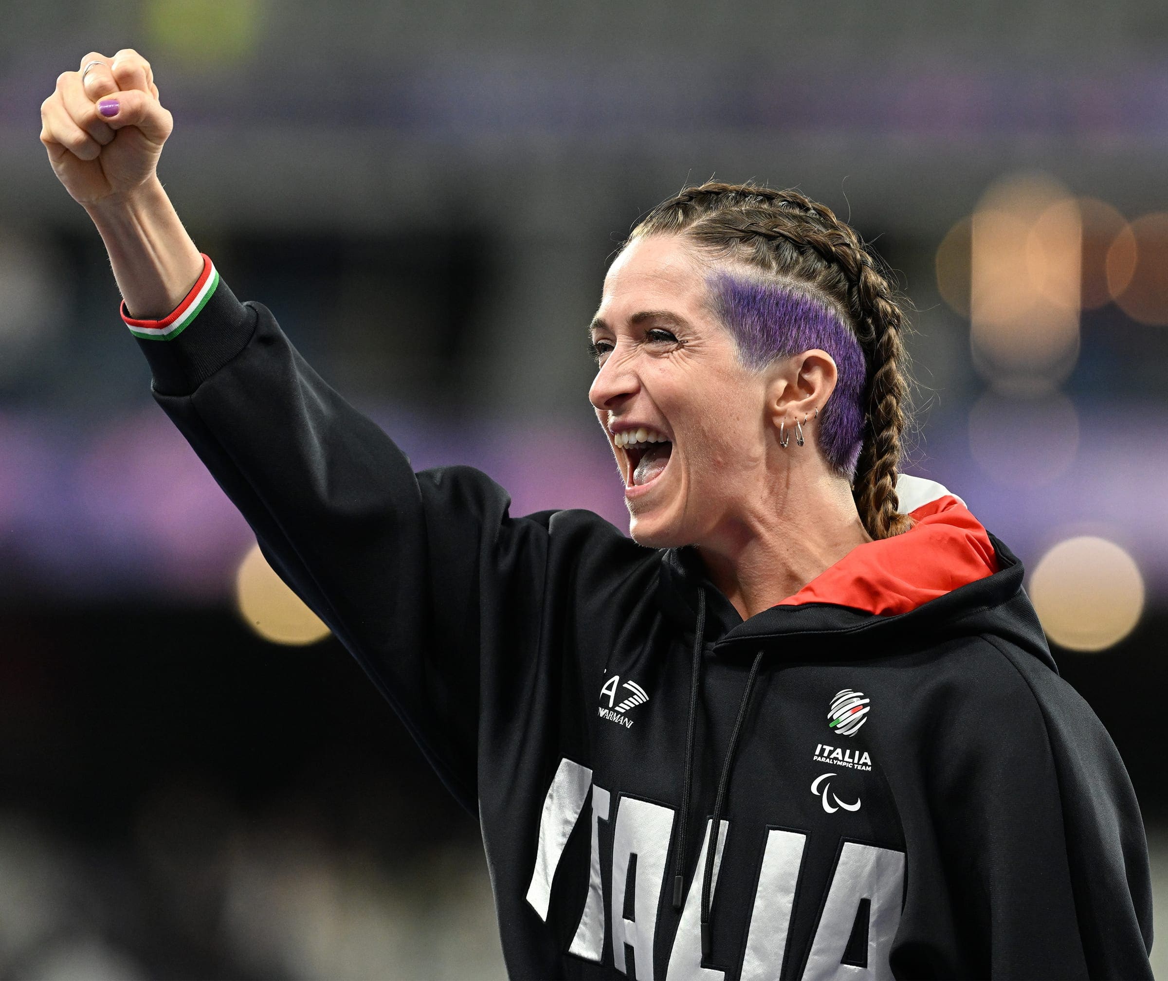 Martina Caironi esulta con il pugno alzato dopo la finale dei 100 metri a Parigi 2024