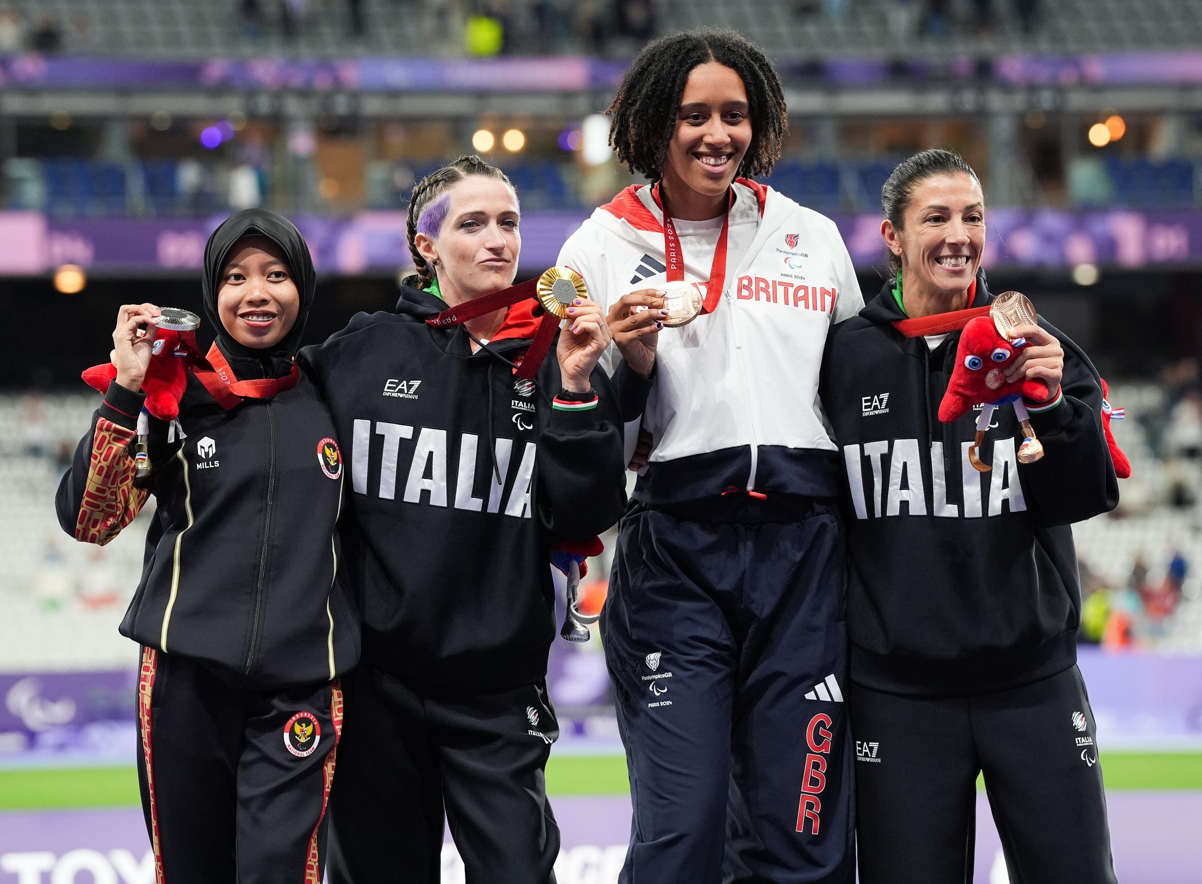 Il podio dei 100 metri T63 alle Paralimpiadi di Parigi 2024